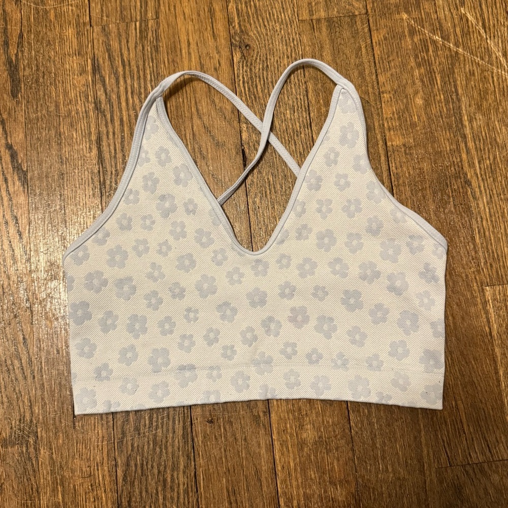 baby blue flower patterned cropped tank with a criss cross back!🩵🌼